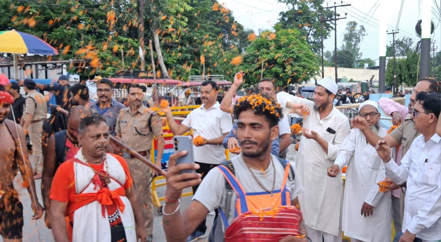 शिवभक्तों पर पुष्पवर्षा कर मुस्लिम समुदाय के लोगों ने किया अभिनंदन,ज्वाईंट मजिस्ट्रेट व एसपी देहात रहे मौजूद।।