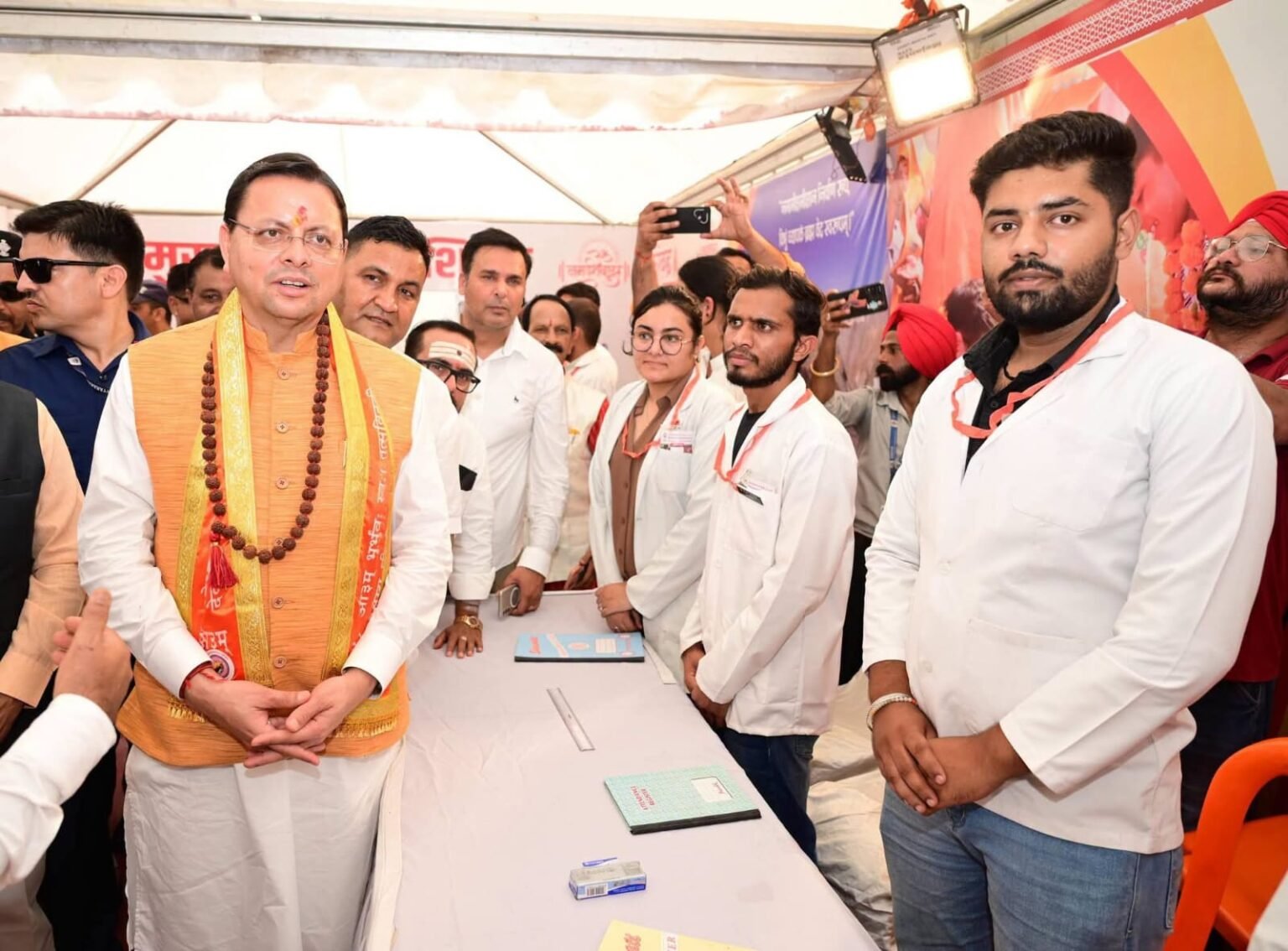 कांवड़ यात्रियों को बेहतर स्वास्थ्य सुविधाएं उपलब्ध कराने के लिए मुख्यमंत्री पुष्कर सिंह धामी ने किया मुख्यमंत्री स्वास्थ्य सेवा शिविर का शुभारंभ, कांवड़ यात्रा पर आने वाले शिवभक्तों का स्वास्थ्य खराब होने की दशा में तत्काल निशुल्क किया जा रहा है उपचार।