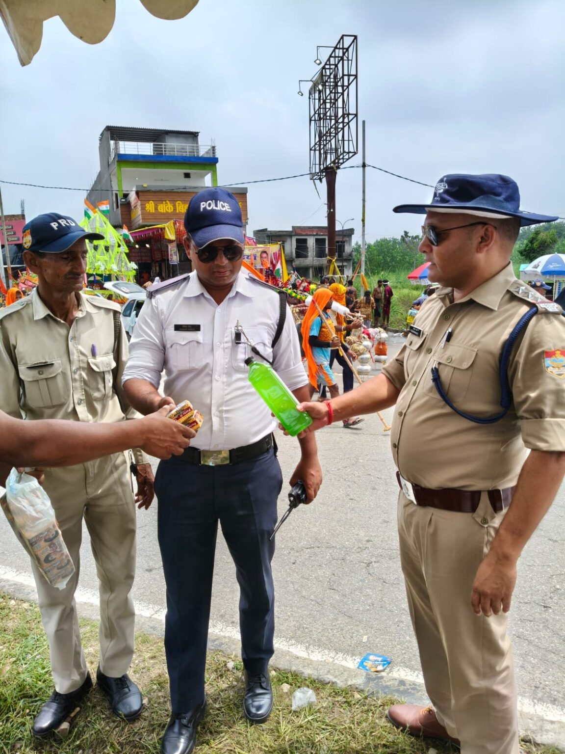 SSP हरिद्वार निर्देश पर यातायात निरीक्षक रुडकी ने जवानो को वितरित किया जूस और बिस्किट।