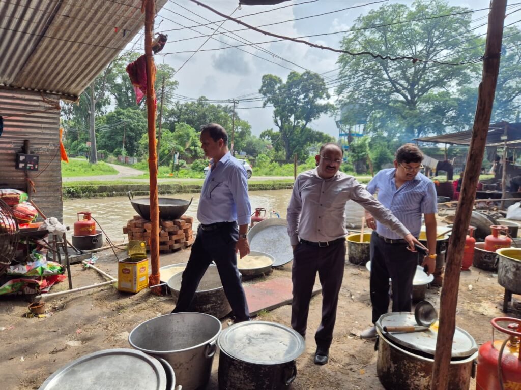 जिलाधिकारी मयूर दीक्षित के निर्देशन में कांवड़ मेला-2026 के दृष्टिगत खाद्य संरक्षा एवं औषधि प्रशासन हरिद्वार की गठित टीमों द्वारा जनपदभर में विशेष निरीक्षण अभियान चलाकर लगातार कि जा रही है कार्रवाई।