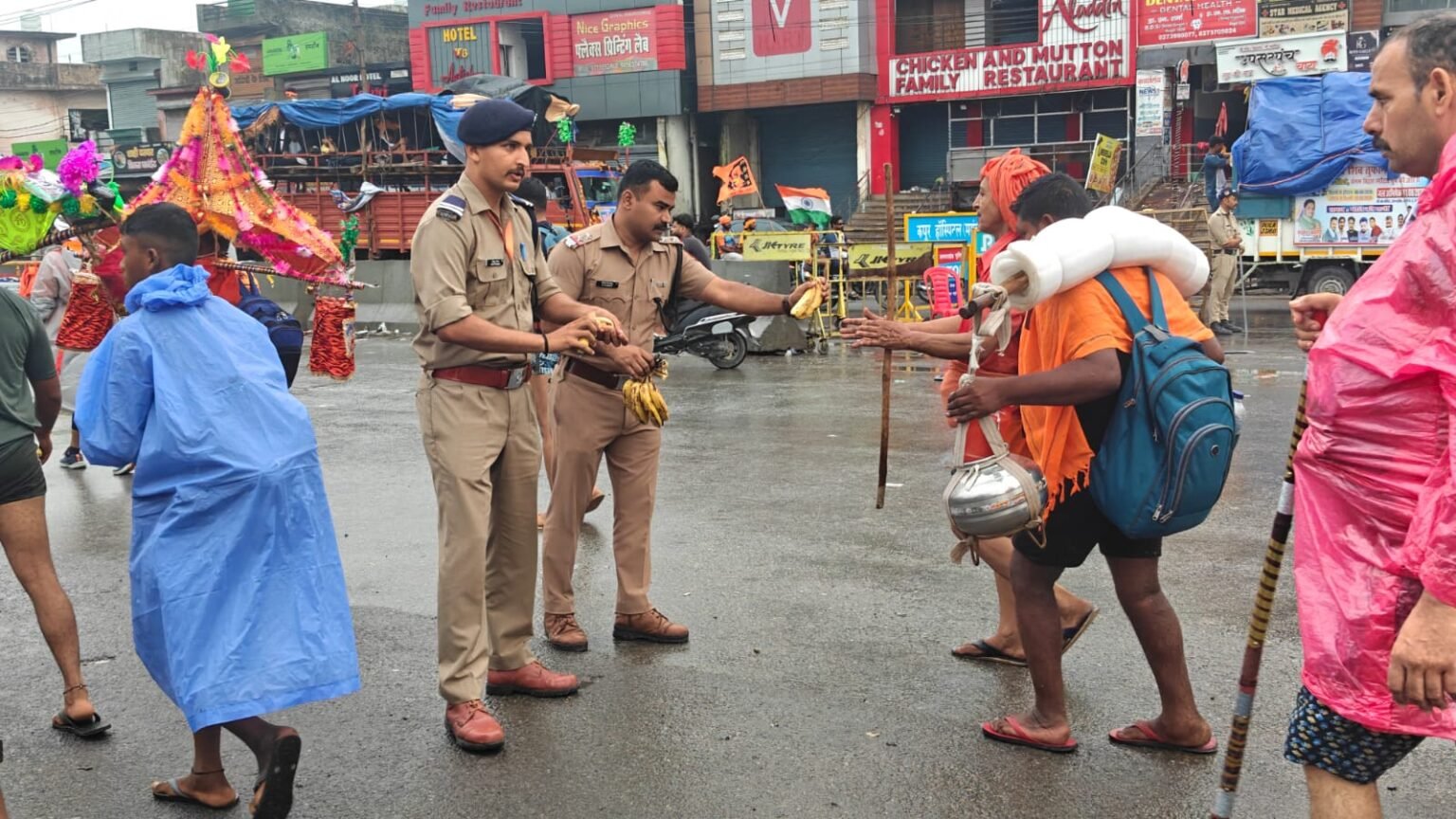 शिव भक्तों की सुरक्षा एवं सेवा में हरिद्वार उत्तराखंड पुलिस हर समय तत्पर।