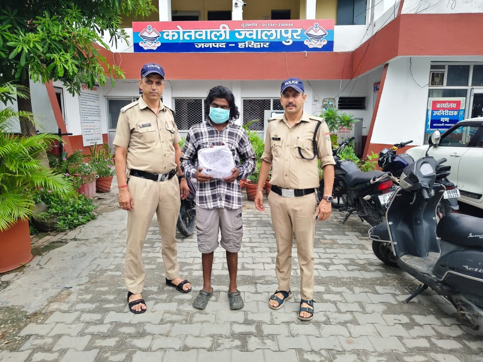 ज्वालापुर पुलिस ने झपट्टा मार गिरोह के शातिर आरोपी को दबोचा, चोरी का पर्स, नकदी व बाइक बरामद।