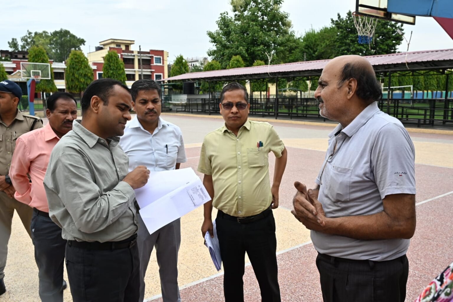 जिलाधिकारी ने कहा- नोटिस मिलने पर किसी भी मतदाता को घबराने की आवश्यकता नहीं, 11 निर्धारित अभिलेखों में से कोई एक अभिलेख उपलब्ध कराने पर समस्या का किया जाएगा उचित निराकरण, एसआईआर के लिए मतदाताओं को निर्गत किए गए नोटिसों के संबंध में एआरओ एवं बीएलओ को पारदर्शिता के साथ सुनवाई करने के दिए निर्देश।