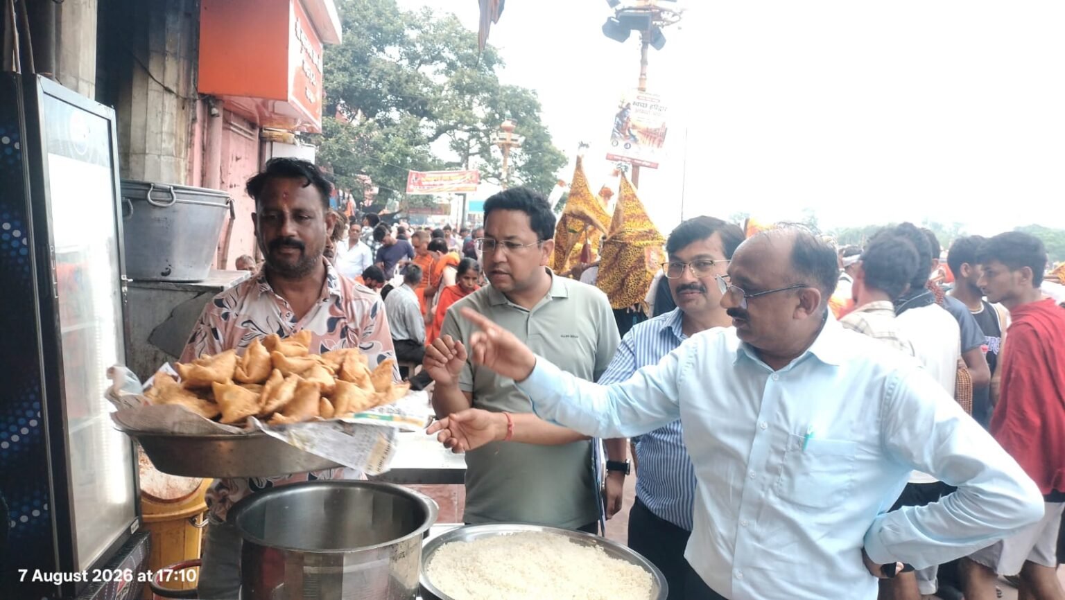 सहायक आयुक्त (खाद्य सुरक्षा एवं औषधि प्रशासन) के नेतृत्व में गठित विशेष अभियान दल द्वारा विभिन्न खाद्य व्यवसाय प्रतिष्ठानों का सघन निरीक्षण, निरीक्षण के दौरान खाद्य सुरक्षा मानकों का अनुपालन सुनिश्चित कराने के लिए सुधारात्मक निर्देश दिए गए तथा नमूने संग्रहित किए गए।