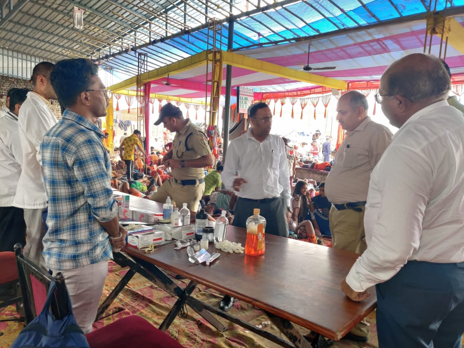 आज कांवड़ यात्रा के नौवें दिन 22608 शिवभक्तों का किया गया निशुल्क उपचार,अब तक कुल 1 लाख 31 हजार 25 शिवभक्तों का निशुल्क उपचार किया जा चुका है, शिवभक्तों के चिकित्सा उपचार हेतु 05 मेडिकल मोबाइल यूनिट भी शामिल की गई है,जिनके माध्यम से चिकित्सा सुविधा उपलब्ध कराई जा रही है।