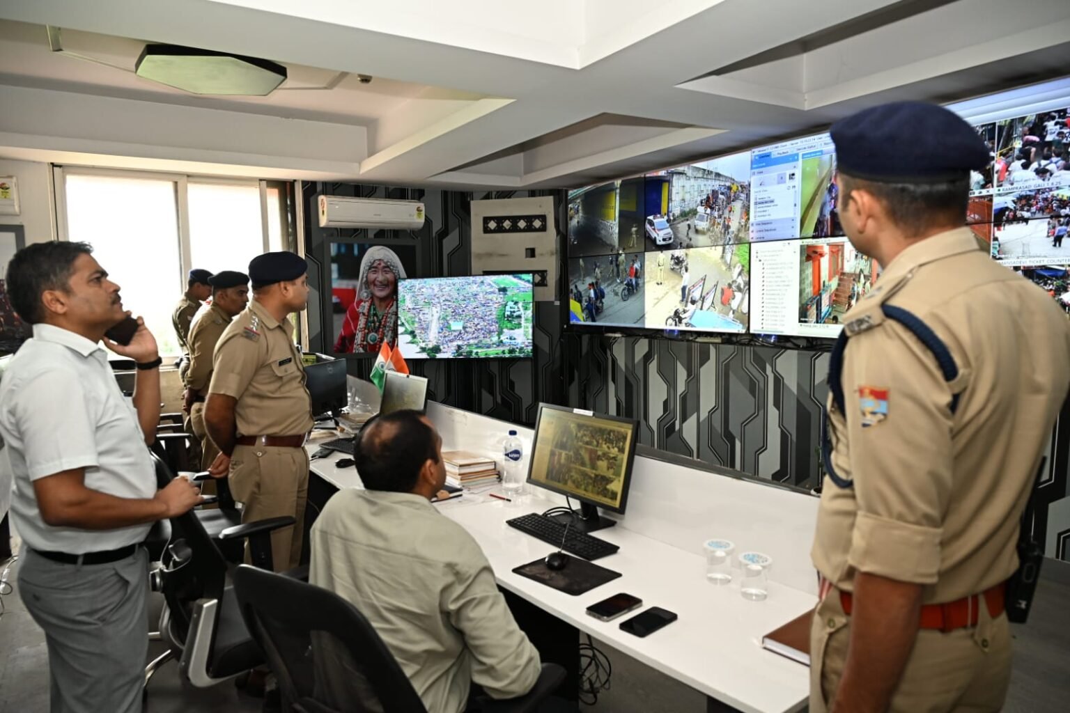 कांवड़ यात्रा की व्यवस्थाओं का जायजा लेने सीसीआर कंट्रोल रूम पहुंचे जिलाधिकारी, ड्रोन कैमरों एवं सीसीटीवी के माध्यम से सम्पूर्ण कांवड़ यात्रा मार्ग, सभी पार्किंग स्थलों एवं हाईवे क्षेत्र की व्यवस्थाओं की जा रही लाइव मॉनिटरिंग, बढ़ती भीड़ को देखते हुए आगामी तीन दिनों के लिए विशेष सतर्कता बरतने तथा प्रभावी भीड़ प्रबंधन के दिए निर्देश।