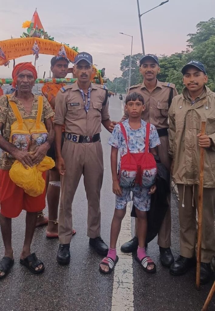 कांवड़ यात्रा 2026-खोया बच्चा सकुशल मिलने पर कृतज्ञ दिखा कांवड़िया, हरिद्वार पुलिस का जताया आभार।