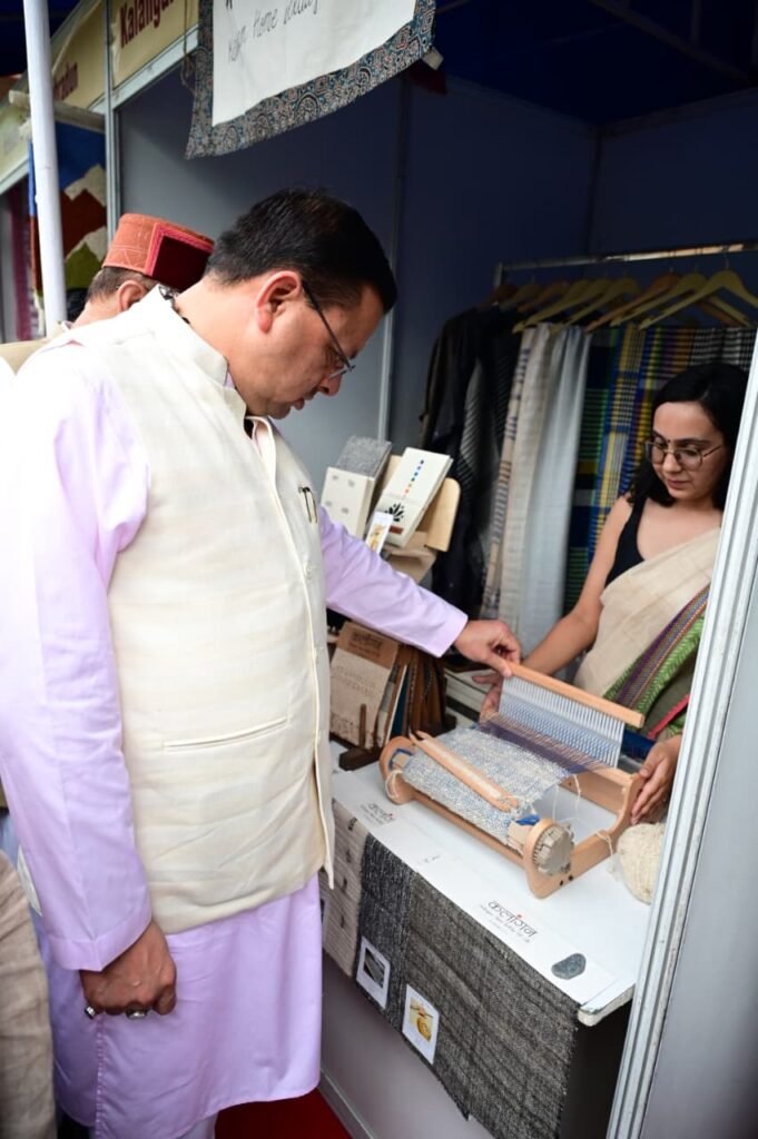 राष्ट्रीय हथकरघा दिवस पर मुख्यमंत्री धामी ने उत्कृष्ट बुनकरों और हस्तशिल्प कारीगरों को किया सम्मानित , वोकल फॉर लोकल’ और ‘लोकल टू ग्लोबल’ के संकल्प को आगे बढ़ा रही उत्तराखंड सरकार।