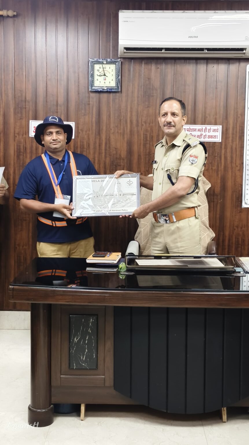 कांवड़ यात्रा 2026-अपार संख्या में आए शिवभक्तों के बीच पुलिस को मिल रहा ट्रैफिक वालंटियर्स और स्पेशल पुलिस ऑफिसर्स का साथ, मेहनत को हरिद्वार पुलिस का सलाम, एसपी देहात शेखर चंद्र सुयाल द्वारा भेंट किए गए स्मृति चिन्ह।