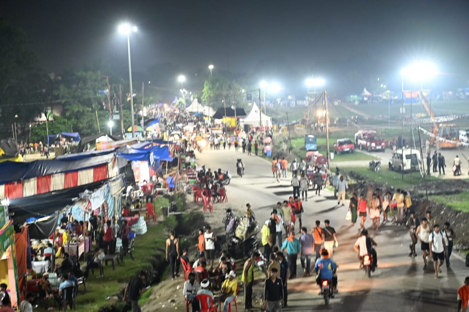 कांवड़ यात्रियों के स्वागत के लिए नारसन बॉर्डर प्रवेश द्वार से राष्ट्रीय राजमार्ग पर लगाई गई रंगीन एलईडी लाइटें, जिलाधिकारी मयूर दीक्षित के निर्देशन में राष्ट्रीय राजमार्ग से लेकर सभी पार्किंग स्थलों पर की गई समुचित विद्युत व्यवस्था।