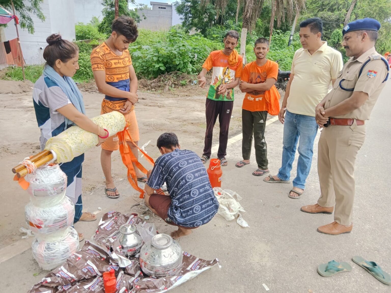 भोले का जल खंडित होने पर पुलिस द्वारा तत्काल मौके पर शांति व्यवस्था बनाते हुए भोले को हर की पैड़ी से जल उपलब्ध कराकर किया गंतव्य के लिए रवाना, हरिद्वार पुलिस की आने वाले शिव भक्तों से अपील छोटी-छोटी बातों पर ना हो उग्र पुलिस आपकी हर समस्या के समाधान के लिए है हर स्तर पर तैयार।