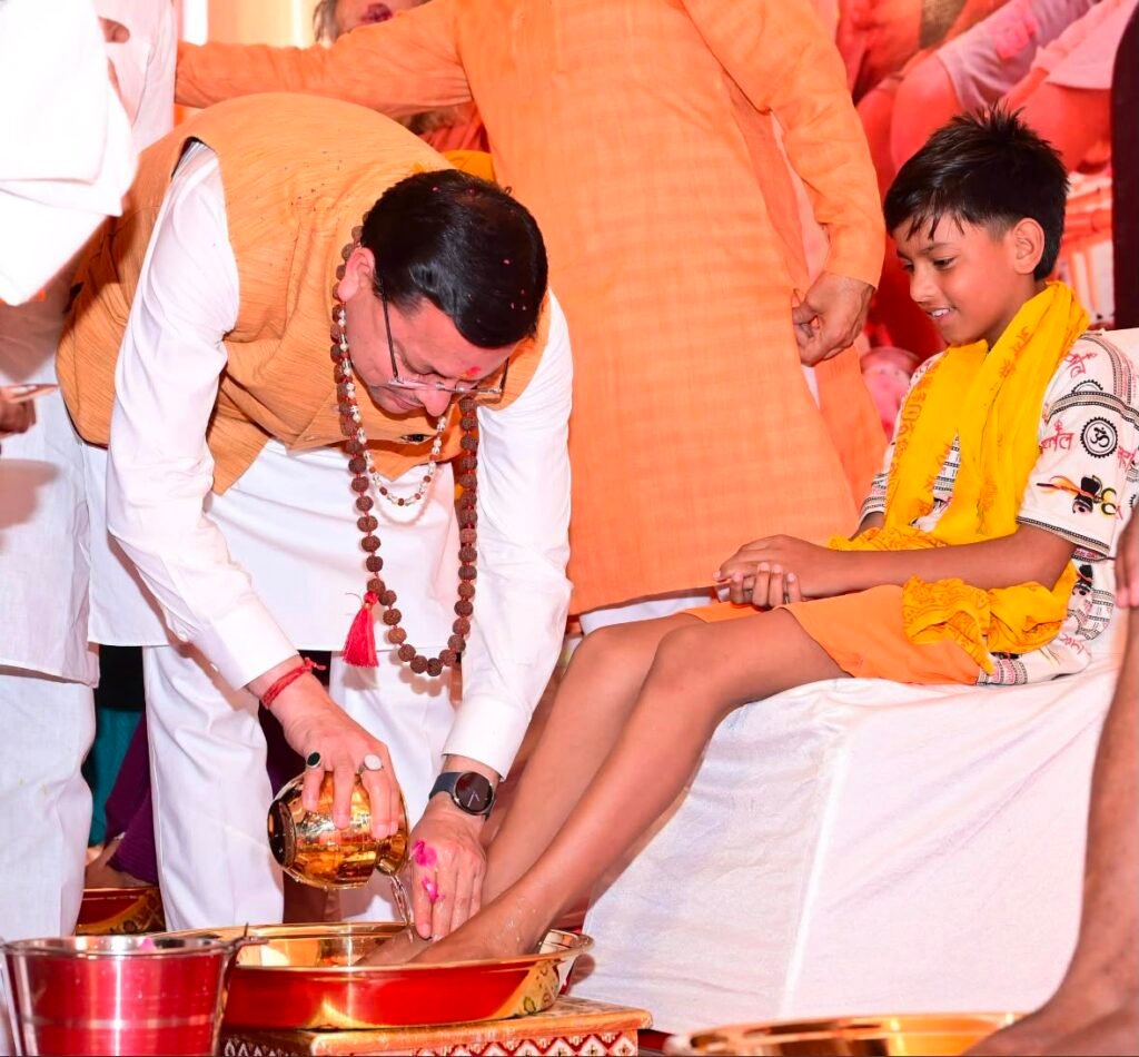 पवित्र श्रावण मास से शुरू हुए कावड़ मेले में करोड़ शिवभक्तों ने मां गंगा का पवित्र जल उठाया।