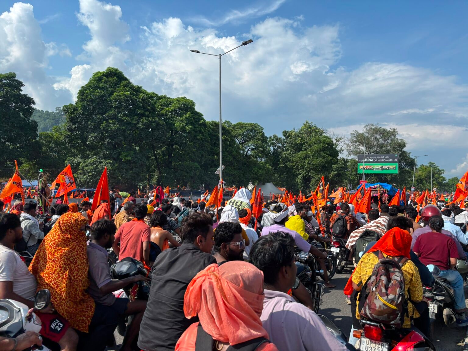 कांवड़ मेले के 11वें दिन आज 60 लाख 70 हजार शिवभक्तों ने पवित्र गंगाजल लेकर अपने गंतव्य की ओर हुए रवाना, अब तक 3 करोड़ 80 लाख 18 हजार शिवभक्त पवित्र गंगाजल लेकर अपने-अपने गंतव्य की ओर हो चुके हैं रवाना।