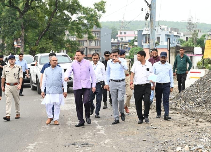 मुख्यमंत्री ने नंदा की चौकी पुल के एप्रोच रोड के पुनर्निर्माण कार्य का किया निरीक्षण।