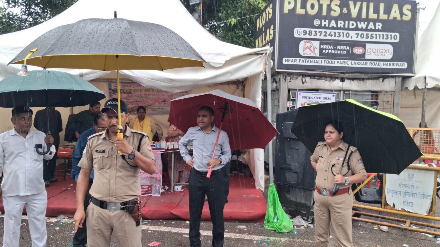 भारी वर्षा के बीच डाक कांवड़ियों के लिए सुरक्षा व व्यवस्थाओ का जायजा लेने जीरो ग्राउंड पर पहुंचे जिलाधिकारी मयूर दीक्षित, जिलाधिकारी ने जलभराव क्षेत्रों का किया निरीक्षण संबंधित अधिकारियों को दिए त्वरित जल निकासी के निर्देश।