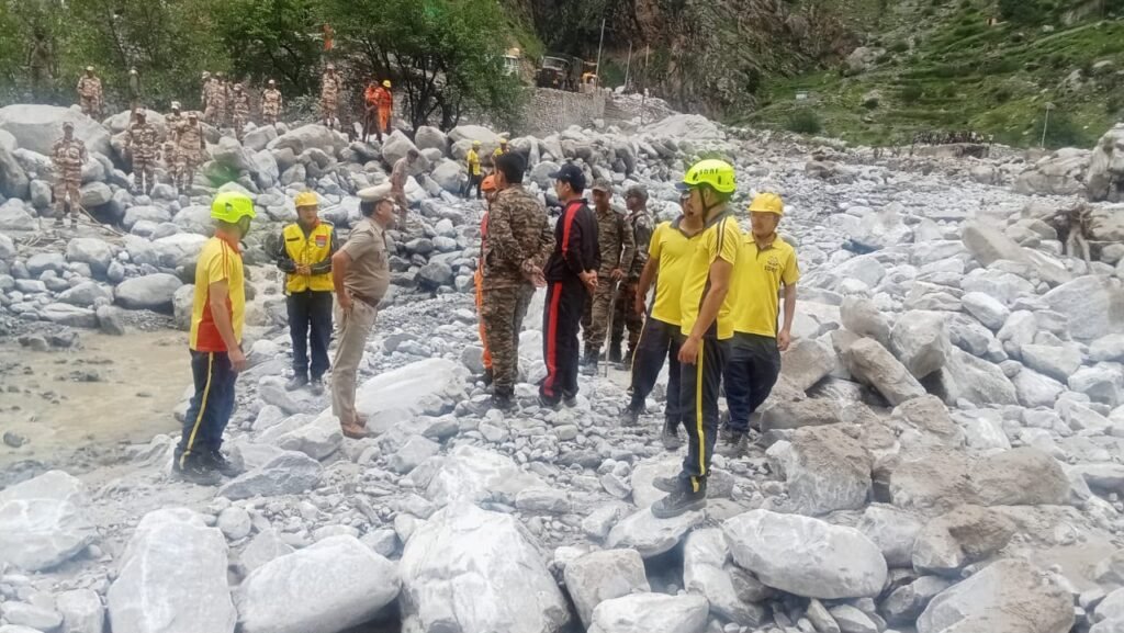 तमक नाले में ह्यूम पाइप डालकर अस्थाई मोटर मार्ग तैयार, वाहनों की आवाजाही हुई सुचारु, तमक नाले में युद्धस्तर पर मार्ग बहाली, वाहनों की आवाजाही शुरू; दूसरे दिन भी रेस्क्यू अभियान जारी।