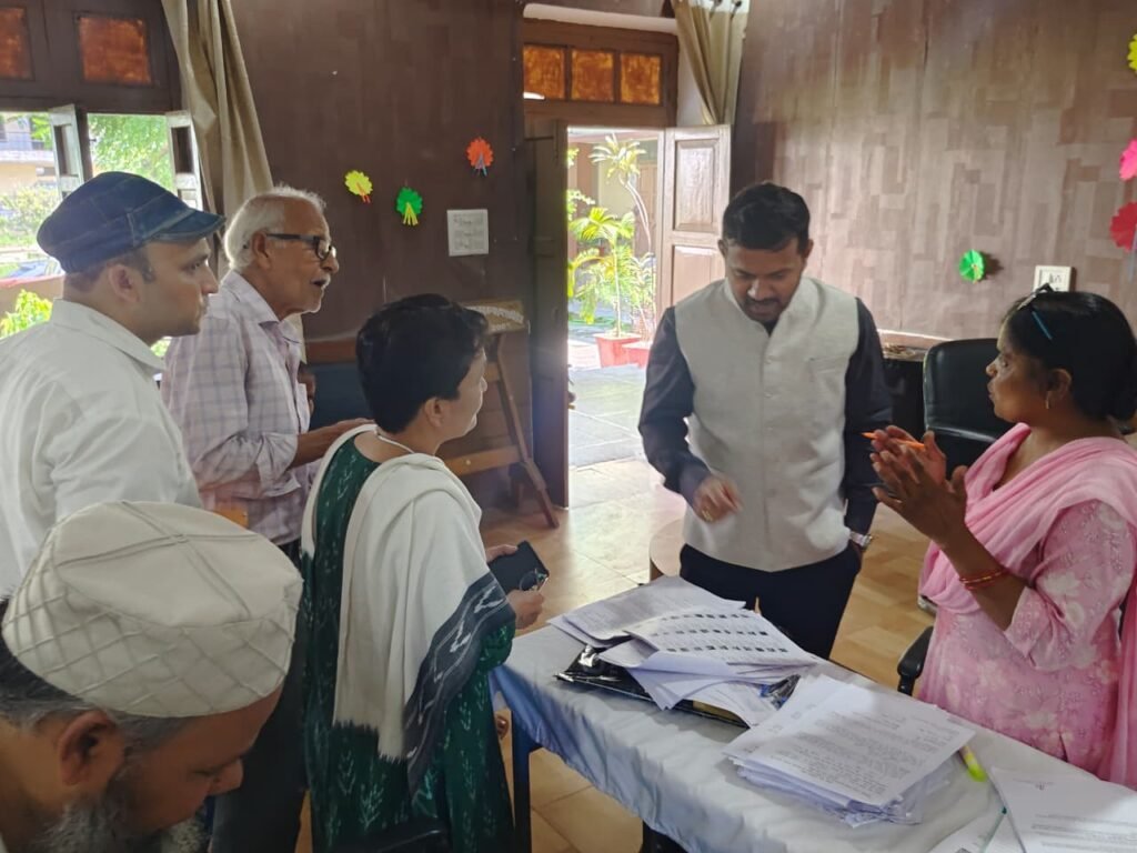 एसआईआर अभियान के तहत संयुक्त मजिस्ट्रेट रुड़की ने बूथ संख्या-55 का किया औचक निरीक्षण।