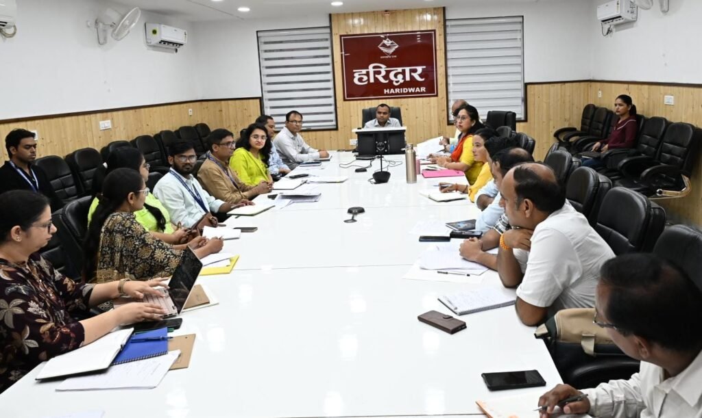 मातृ मृत्यु रोकथाम को लेकर जिलाधिकारी की अध्यक्षता में समीक्षा बैठक, अधिकारियों को दिए आवश्यक निर्देश, EDD Calling से गर्भवती महिलाओं की होगी नियमित निगरानी, सुरक्षित मातृत्व पर जागरूकता अभियान चलाने के दिए निर्देश।