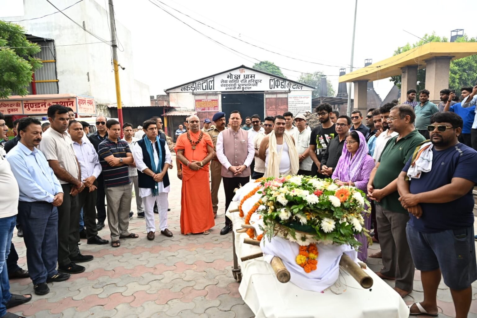 मुख्यमंत्री ने दैनिक जागरण के राज्य संपादक मनोज झा की माता को दी श्रद्धांजलि।