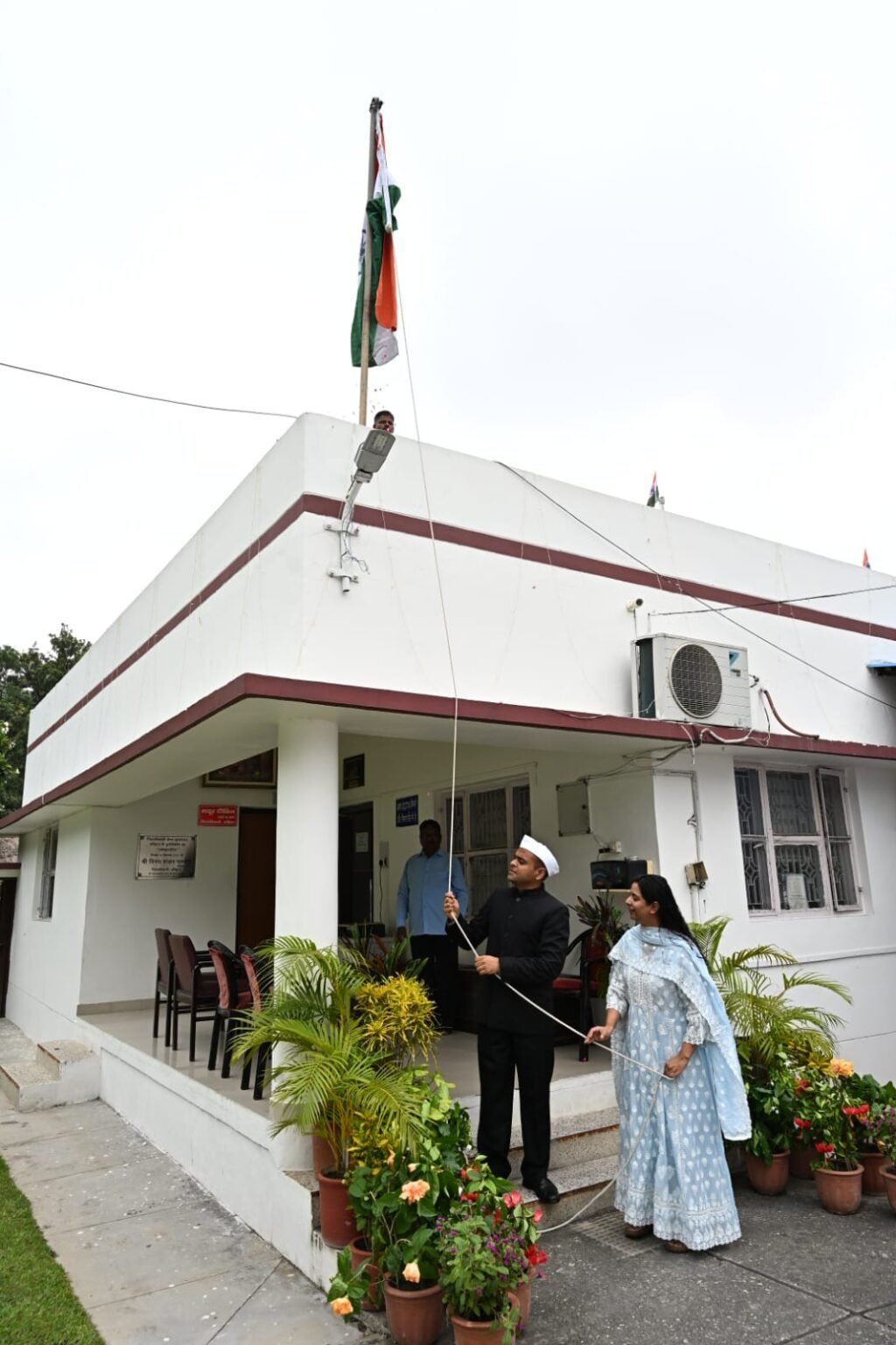 जनपद में 80 वां स्वतंत्रता दिवस समारोह हर्षोल्लास के साथ मनाया गया।, जिलाधिकारी मयूर दीक्षित ने जिला कार्यालय परिसर में किया ध्वजारोहण। स्वतंत्रता दिवस के अवसर पर स्वतंत्रता संग्राम के सेनानियों के संघर्ष एवं बलिदानों को कृतज्ञतापूर्वक याद किया गया।