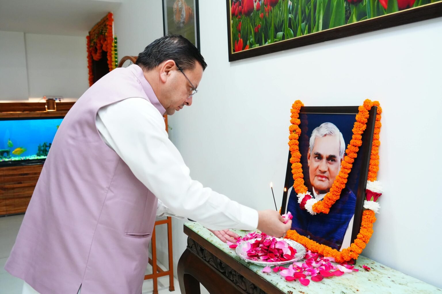 मुख्यमंत्री पुष्कर सिंह धामी ने पूर्व प्रधानमंत्री एवं भारत रत्न अटल बिहारी वाजपेयी जी की पुण्यतिथि पर मुख्यमंत्री आवास में उनके चित्र पर श्रद्धासुमन अर्पित कर उन्हें भावपूर्ण श्रद्धांजलि दी।