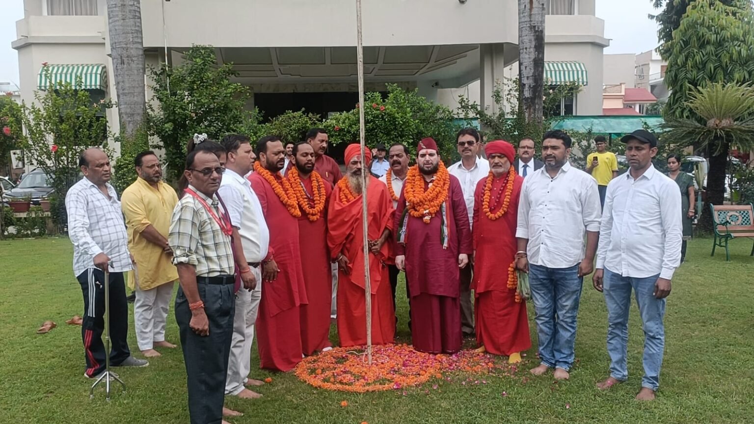 जिला प्रेस क्लब ने संतों के सानिध्य में मनाया स्वतंत्रता दिवस,शहीदों के बलिदान को देश कभी भुला नहीं सकता-राकेश वालिया।