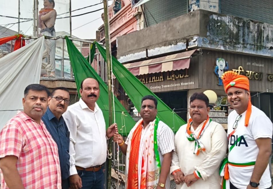 प्रांतीय उद्योग व्यापार प्रतिनिधि मंडल की नगर इकाई ने किया ध्वजारोहण,शहीदों को याद कर व्यापारी हितों की रक्षा का लिया संकल्प।