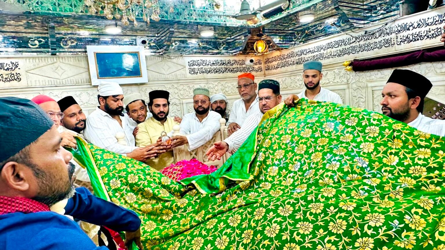 दरगाह साबिर पाक में चादरपोशी कर मांगी अमनो-अमान की दुआ, 758वें सालाना उर्स के आगाज पर अंजुमन गुलामाने मुस्तफा सोसायटी ने पेश की चादर, हारून खान ने चढ़ाया चांदी का ताला।