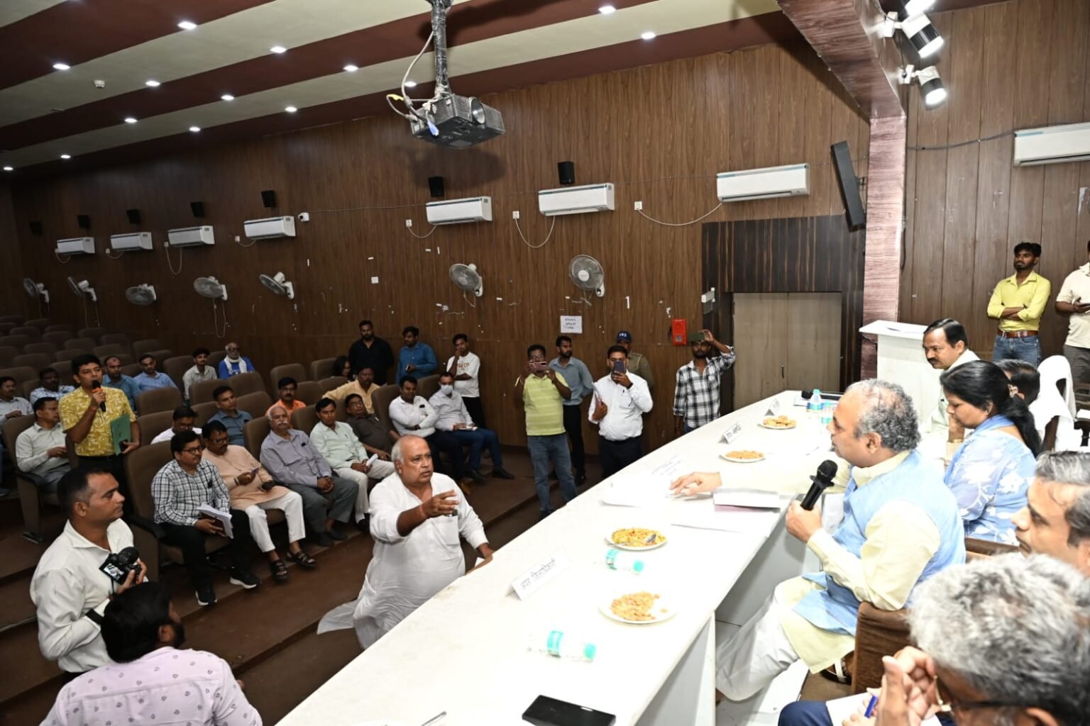 भारी वर्षा के कारण जिन क्षेत्रों में जलभराव की स्थिति उत्पन्न होती है,तो संबंधित अधिकारी जलनिकासी के लिए तत्परता से कार्यवाही करना सुनिश्चित करे, लोक निर्माण विभाग को एक सप्ताह के भीतर सभी बंद नाला नालियों को खोलने के दिए निर्देश,मानसून की दृष्टिगत जनपद में कोई भी घटना गठित होने पर सभी अधिकारी द्वारा आपसी समन्वय के साथ कार्य करे विनय रोहिला।