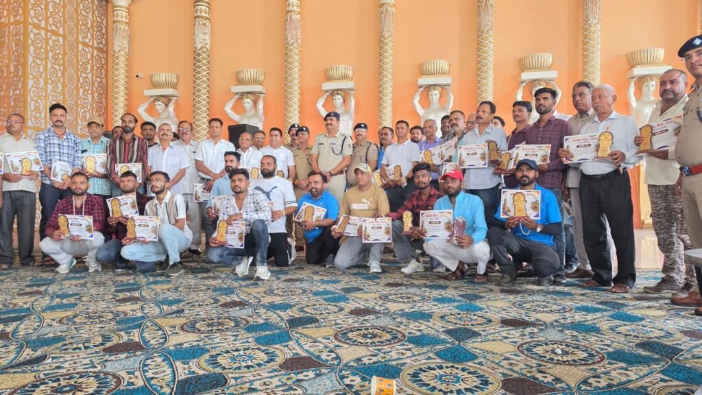 कावड़ मेला 2026 को संपन्न कराने में पुलिस के साथ कंधा से कंधा मिलाकर चलने वाले spo को कोतवाली नगर में किया गया सम्मानित।