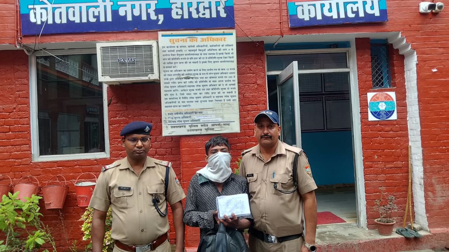 घर का ताला तोड़ की गई चोरी का पुलिस ने 24 घण्टे के अन्दर किया खुलासा, इण्डस्ट्रियल एरिया का है मामला, करीब एक लाख कैश और अन्य सामान ले उड़ा था आरोपी, पुलिस टीम ने आरोपी के कब्जे से 100% कैश और 268 डिब्बी सिगरेट की बरामद।