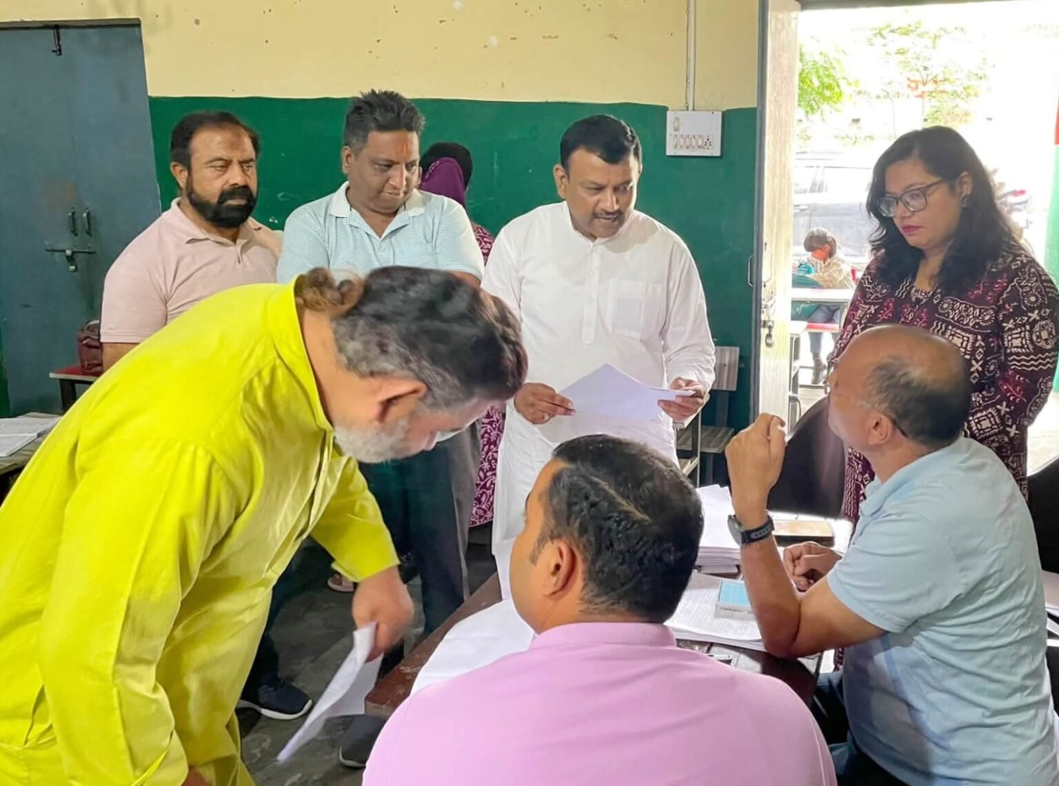 एसआईआर की पुनरीक्षण प्रक्रिया पर सवाल उठाते हुए पूर्व मेयर ने मतदाता सूची में फर्जी आपत्ति पर जताया विरोध।