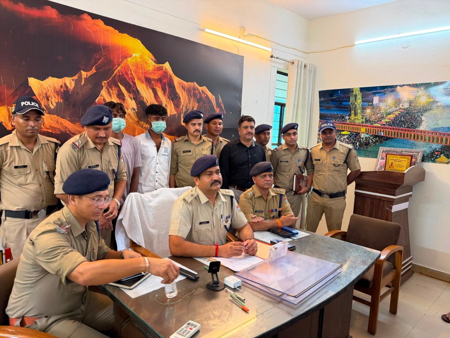 चैन स्नेचिंग मामले का हरिद्वार पुलिस ने किया खुलासा,वारदातों की पड़ताल में जुटी पुलिस टीम ने 02 आरोपी दबोचे,आरोपियों ने कांवड़ की भीड़ का फायदा उठा दिया था वारदातों को अंजाम,कब्जे से सोने की चेन बरामद, भूदेव पहले भी क़त्ल की कोशिश/अवैध हथियार मामले में जा चुका है जेल।