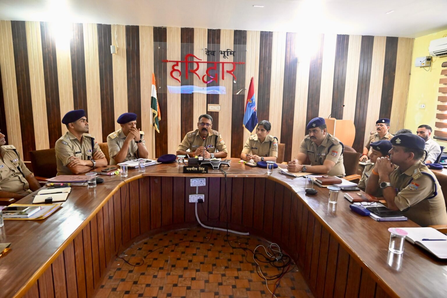 आम नागरिक की सुरक्षा पुख्ता करने और शांति व्यवस्था बनाए रखने पर कप्तान का फोकस,लावारिस लाशों को हल्के में न लेने की नसीहत, गहराई से जांच करने के दिए निर्देश, त्योहारी सीजन में सक्रियता बढ़ाएं सभी थाना प्रभारी, संदिग्धों पर रहे चौकस नजर, अपराध समीक्षा के दौरान सभी थाना प्रभारियों को सक्रियता बढ़ाने के निर्देश दिए गए हैं, हमारी प्राथमिकता समाज को सुरक्षित बनाना है- एसएसपी नवनीत सिंह।