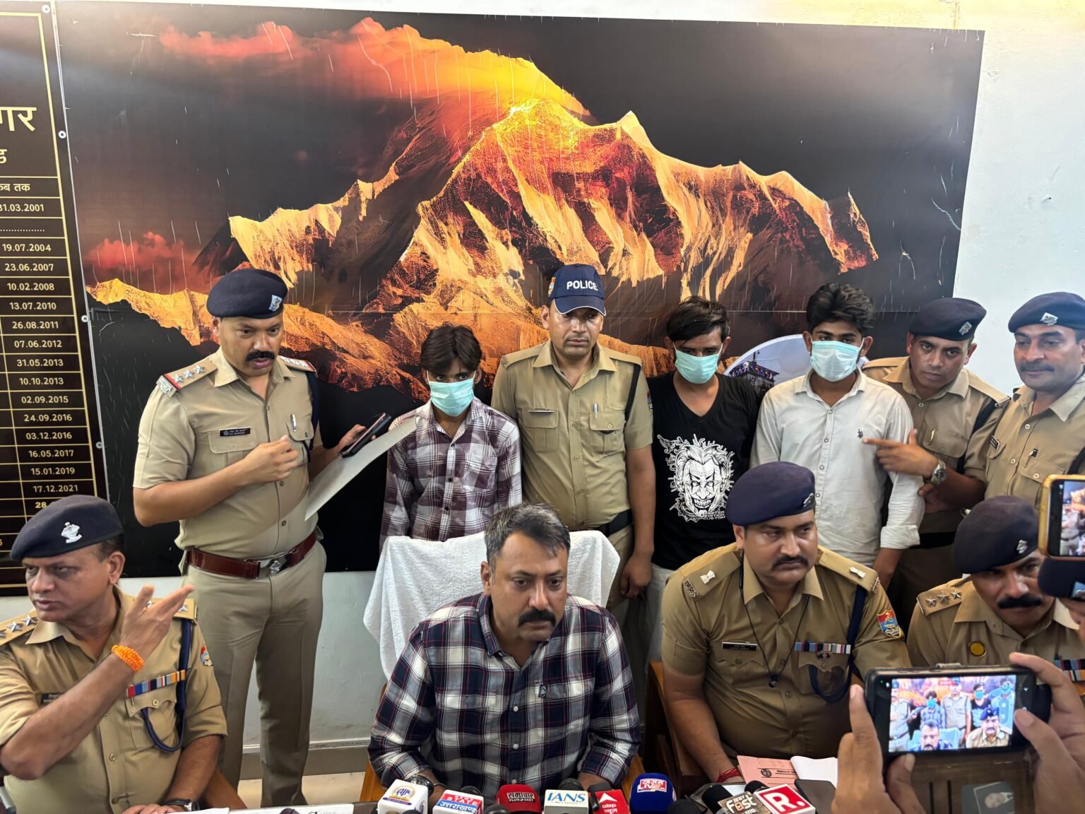 रानीपुर पुलिस ने लूट का किया खुलासा, तीन शातिर लुटेरे गिरफ्तार, लूटा गया चांदी का सामान, एप्पल आईफोन, दस्तावेज और वारदात में प्रयुक्त कैंची व बाइक बरामद।