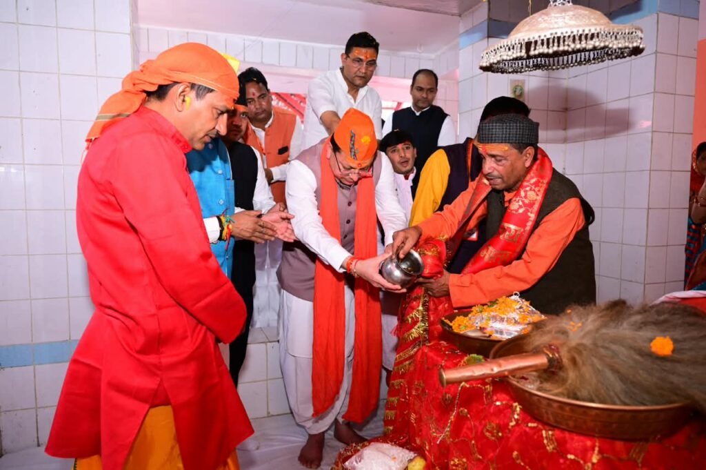 देवीधुरा में फलों-फूलों से बरसी बग्वाल, ऐतिहासिक पाषाण युद्ध के साक्षी बने लाखों श्रद्धालु, दोपहर 1:48 बजे शुरू होकर 1:55 बजे तक 8 मिनट तक चले इस अनूठे ऐतिहासिक युद्ध में फल और फूलों का किया गया प्रयोग, मुख्यमंत्री पुष्कर सिंह धामी ने माँ वाराही के दर्शन कर प्रदेशवासियों की सुख-समृद्धि की कामना की।