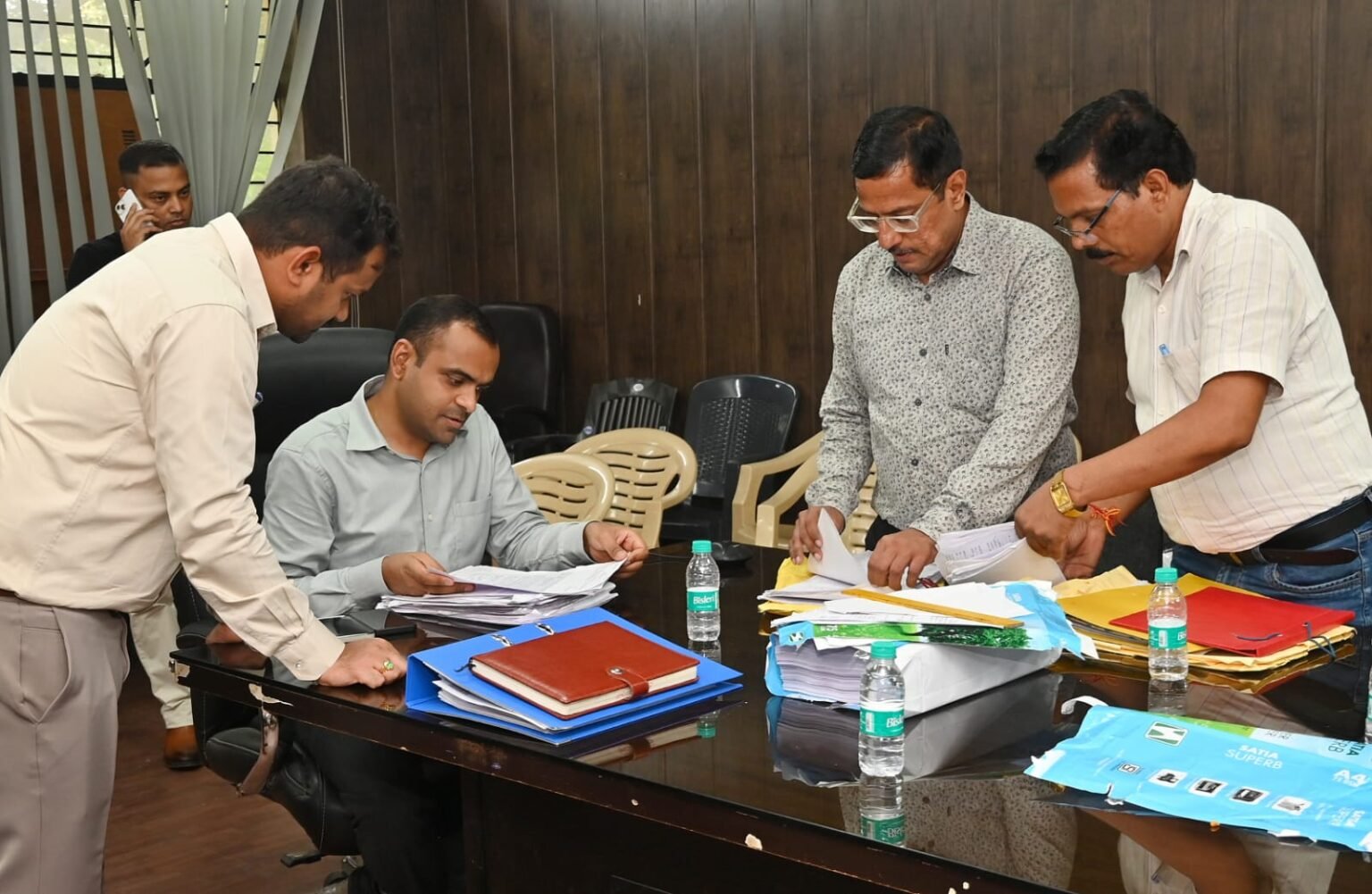 जिलाधिकारी मयूर दीक्षित ने जनपद में चले रहे एसआईआर कार्य का लिया जायजा, मतदाता सूची में किसी भी पात्र व्यक्ति का नाम पृथक न होने पाए।