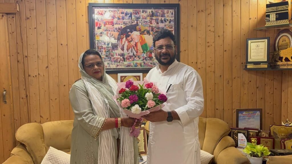पीएचडी पूरी कर नईमा मलिक ने बढ़ाया लक्सर का मान, उत्तराखंड वक्फ बोर्ड अध्यक्ष शादाब शम्स ने किया सम्मानित, बेटियों की शिक्षा पर दिया जोर।