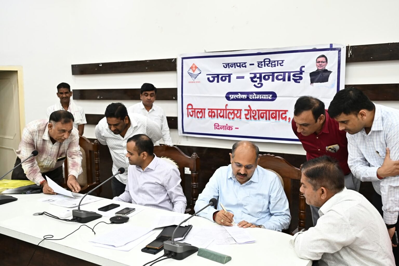 नगर निगम, नगर पालिकाओं, नगर पंचायतों, जिला पंचायत, ग्राम पंचायतों एवं खंड विकास अधिकारियों को सिंगल यूज़ प्लास्टिक पर विशेष निगरानी और कार्रवाई के निर्देश, माननीय उच्च न्यायालय के आदेशों के अनुपालन में जनपद हरिद्वार को साफ एवं स्वच्छ बनाए रखने के लिए सभी अधिकारी अपने अपने क्षेत्रों में सफाई अभियान चलाते हुए,इसकी निरंतर मॉनिटरिंग की जाए जिलाधिकारी।