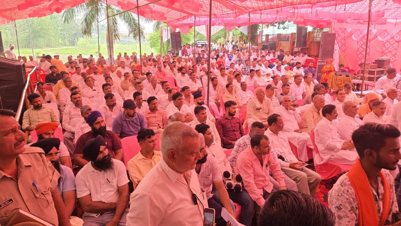 प्रभारी मंत्री सतपाल महाराज ने खानपुर में जलभराव क्षेत्रों के प्रभावित किसानों की समस्याएं सुनीं, बाढ़ नियंत्रण कार्यों की समीक्षा की, ग्रामीणों को हरसंभव सहायता का भरोसा, अधिकारियों को त्वरित एवं प्रभावी कार्रवाई के दिए निर्देश।