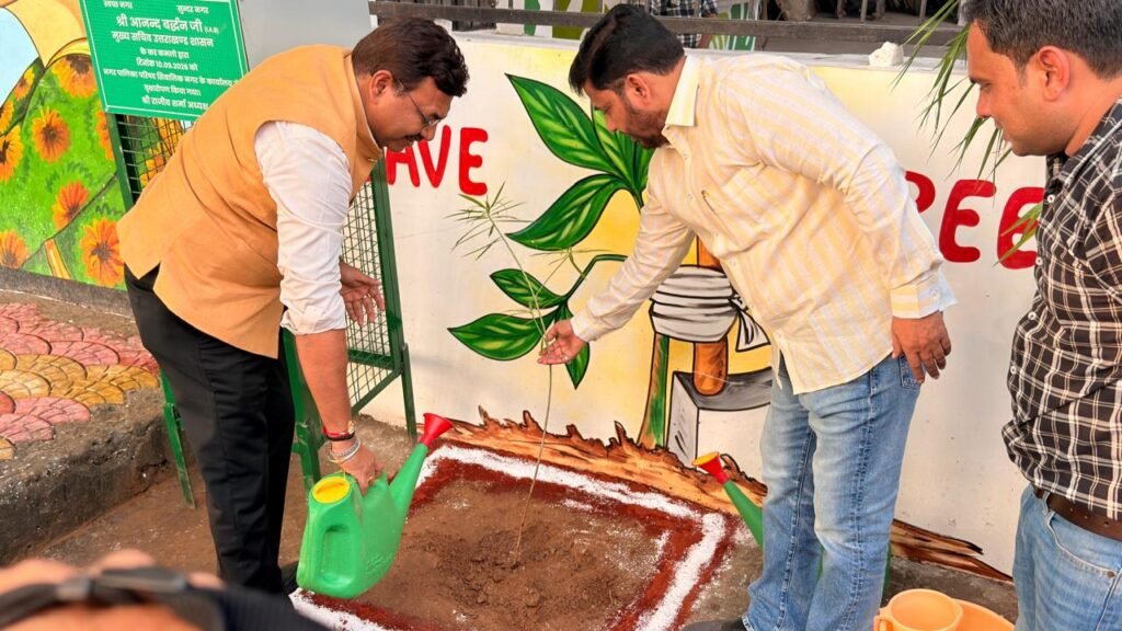 मुख्य सचिव आनंद वर्धन ने किया शिवालिक नगर पालिका का निरीक्षण, स्वच्छता व विकास कार्यों की सराहना।
