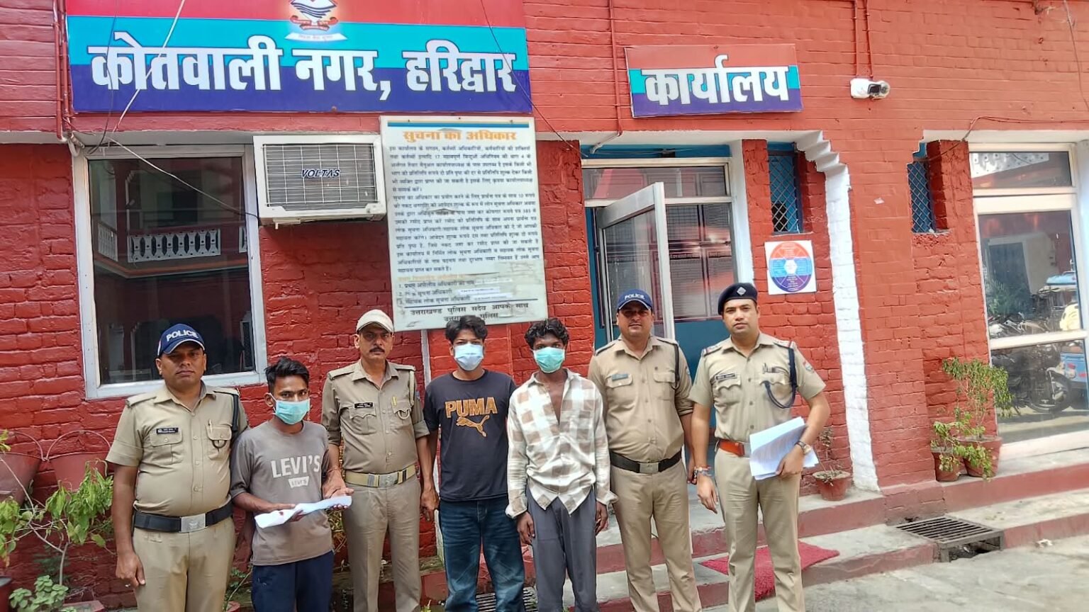 रेलवे स्टेशन पर हवाई फायरिंग करने वाले तीन आरोपीयों को पुलिस ने किया गिरफ्तार, दोस्तों और यात्रियों के बीच रौब जमाने के लिए किया था फायर, तमंचा व जिंदा कारतूस बरामद।
