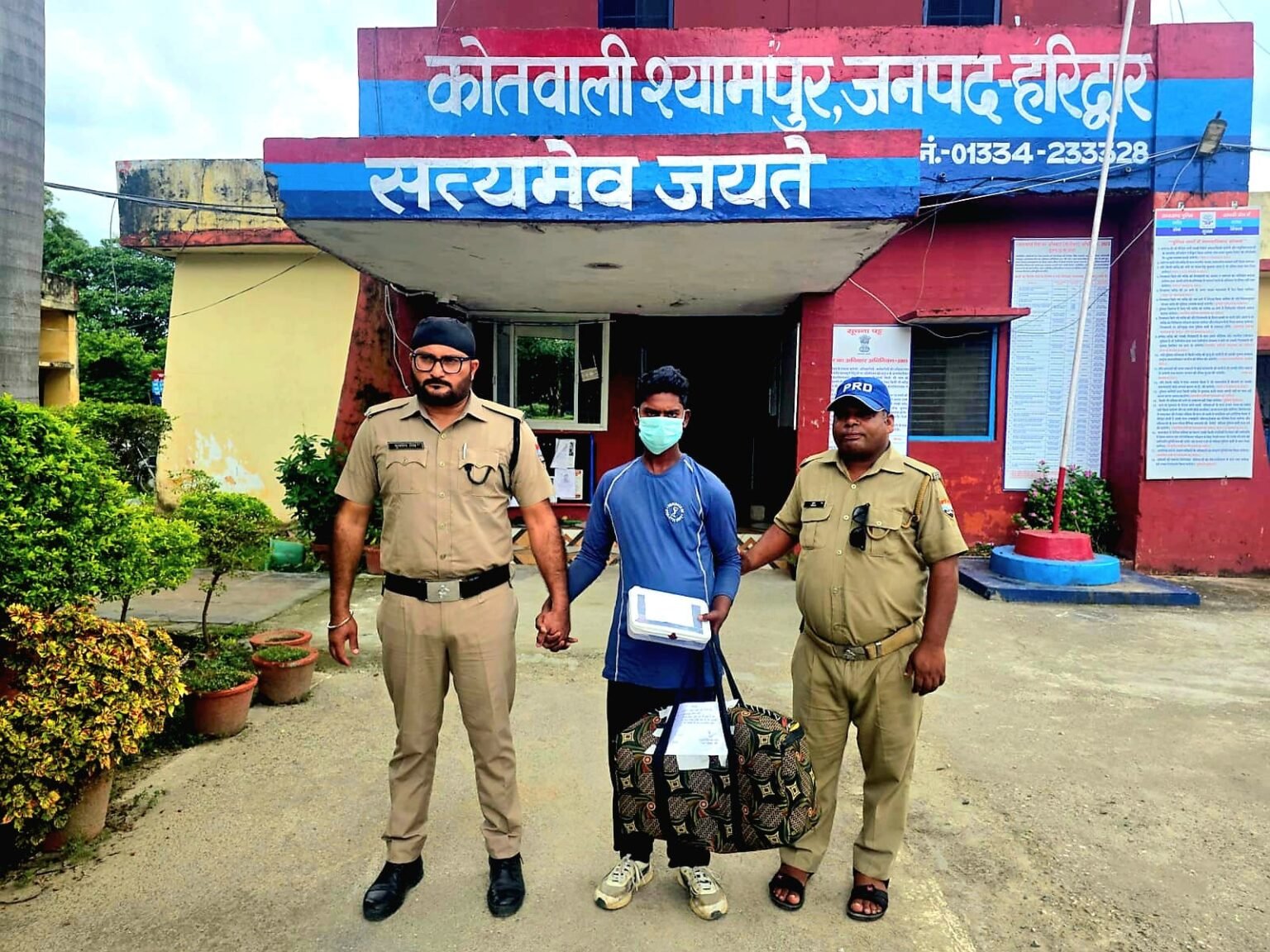 हरिद्वार पुलिस का नशे के सौदागरों पर प्रहार, कांगड़ी में दो किलो गांजा बरामद श्यामपुर पुलिस ने नशे की बिक्री करने वाले आरोपी को दबोचा, 1210 पन्नियां और नकदी भी बरामद।