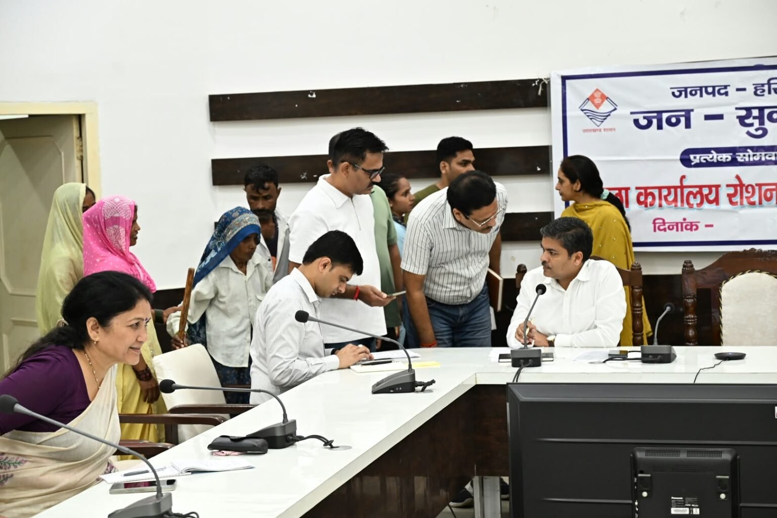 जनसुनवाई कार्यक्रम में विभिन्न विभागों से संबंधित 38 समस्याएं/ शिकायतें दर्ज की गई,जिसमें मौके पर 18 समस्याओं का किया गया निस्तारण तथा शेष शिकायतों को संबंधित अधिकारियों को त्वरित निराकरण हेतु किया गया प्रेषित।