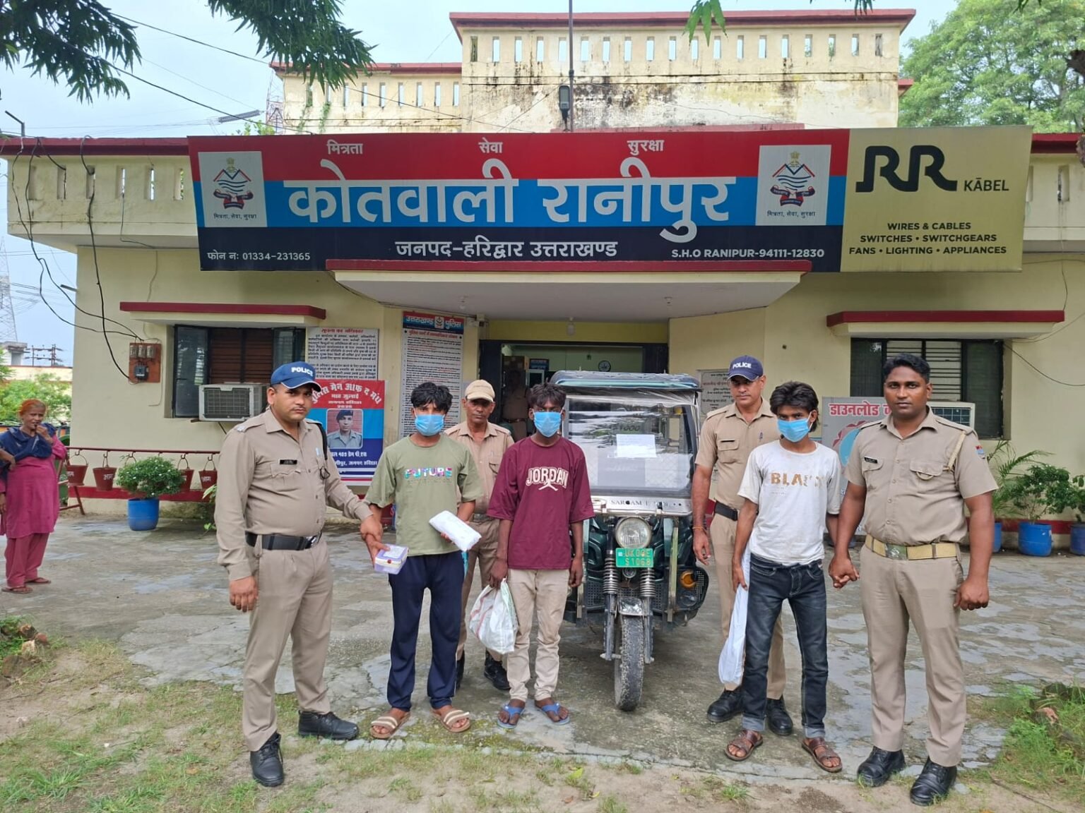 ई-रिक्शा में सवारी को बैठाकर लूटने वाले तीन आरोपी गिरफ्तार,रानीपुर पुलिस ने किया लूटकांड का खुलासा, नकदी, दस्तावेज, जूते और वारदात में प्रयुक्त ई-रिक्शा बरामद।