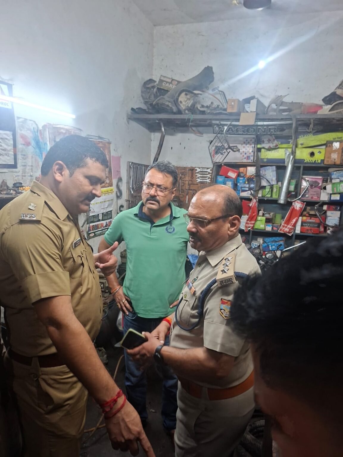 मोटर साइकिल रिपेयरिंग की दुकान में घुसकर युवक की गोली मारकर हत्या, मुंह पर कपड़ा बांधकर पहुंचे दो अज्ञात हमलावरों ने दिया वारदात को अंजाम, पुलिस ने शुरू की तलाश।