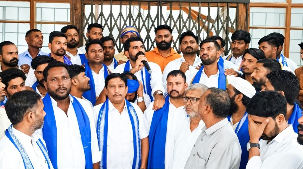 चंद्रशेखर आजाद के काफिले पर हमले के विरोध में भीम आर्मी का आक्रोश, हाजी तौफीक अहमद ने की जेड प्लस सुरक्षा की मांग।