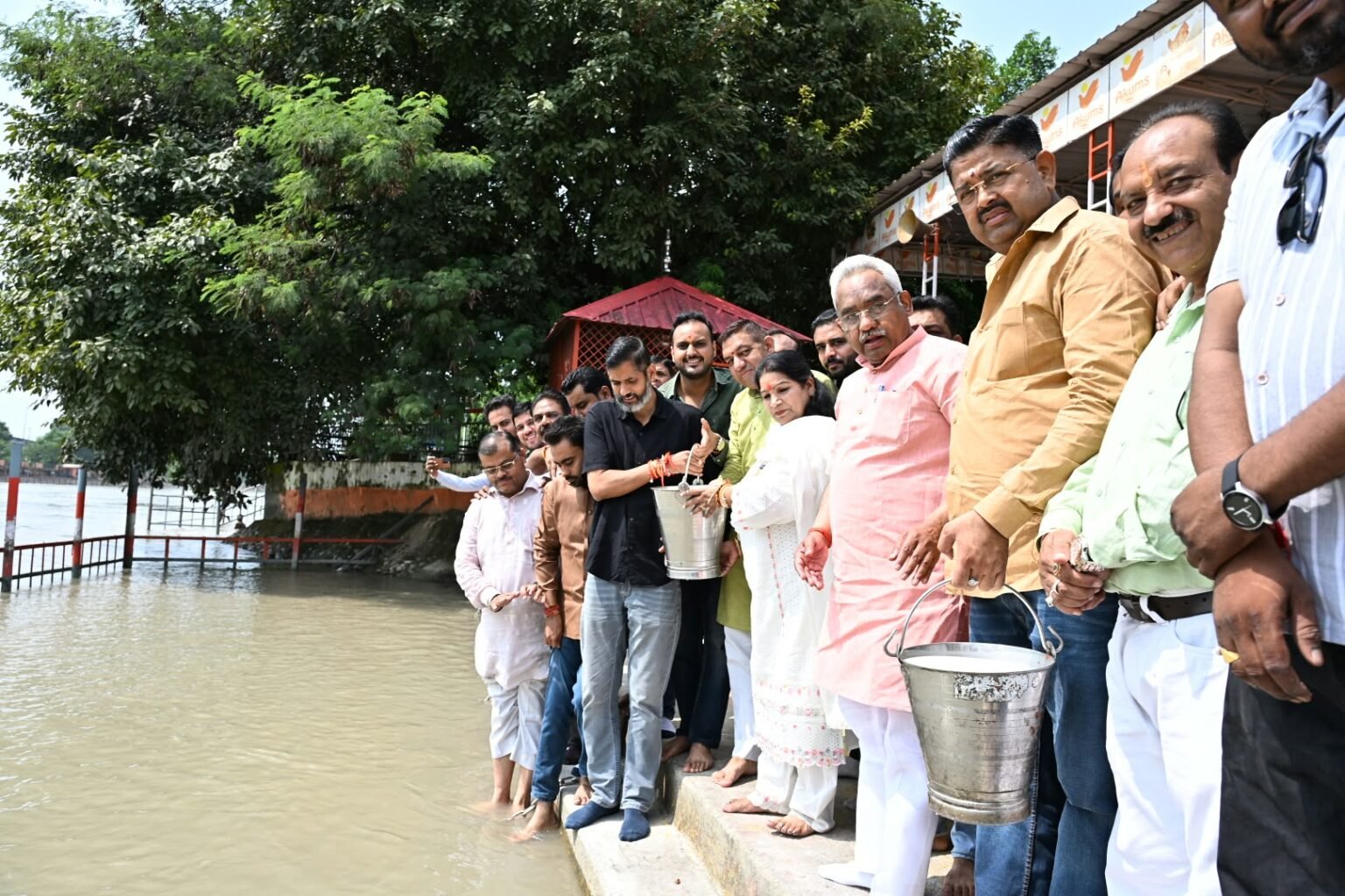 श्री महाराजा अग्रसेन घाट पर कैबिनेट मंत्री मदन कौशिक ने किया माँ गंगा का गंगा पूजन दुग्धाभिषेक, मुख्यमंत्री को दी शुभकामनाएं।