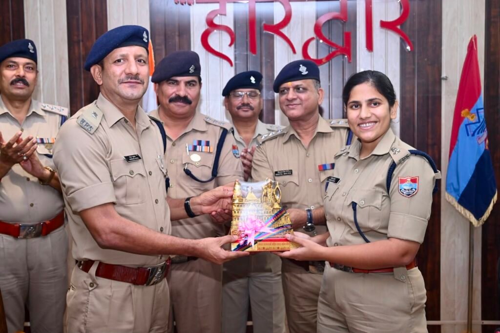 22 माह के कार्यकाल के बाद एसपी देहात शेखर चंद सुयाल को दी भावभीनी विदाई, पुलिस अधिकारियों ने नई जिम्मेदारी के लिए दी शुभकामनाएं, स्मृति चिन्ह भेंट कर किया सम्मान।
