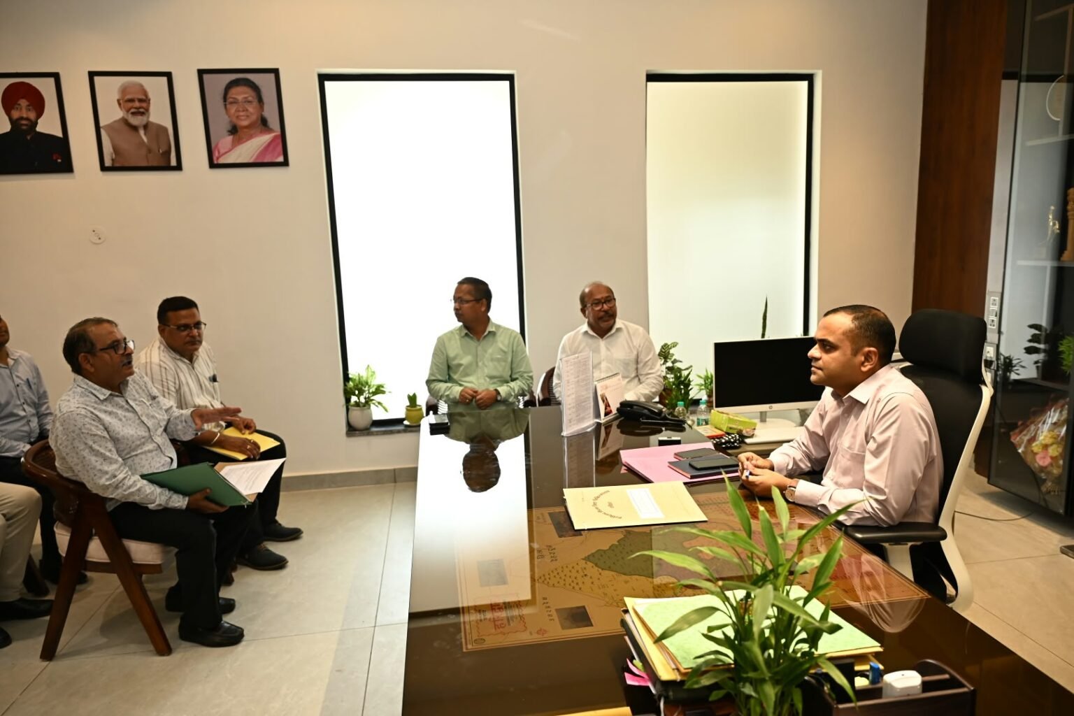 जिलाधिकारी मयूर दीक्षित ने जिला व मेला अस्पताल की चिकित्सा प्रबंधन समितियों की समीक्षा की,अस्पतालों में मरीजों और तीमारदारों की सुविधाएं बढ़ाने के निर्देश।
